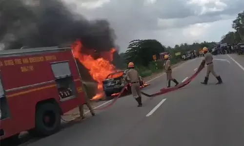 ಚಿಕ್ಕಮಗಳೂರು: ಶಾರ್ಟ್ ಸರ್ಕ್ಯೂಟ್ ನಿಂದ ರಸ್ತೆ ಮಧ್ಯೆ ಹೊತ್ತಿ ಉರಿದ ಕಾರು