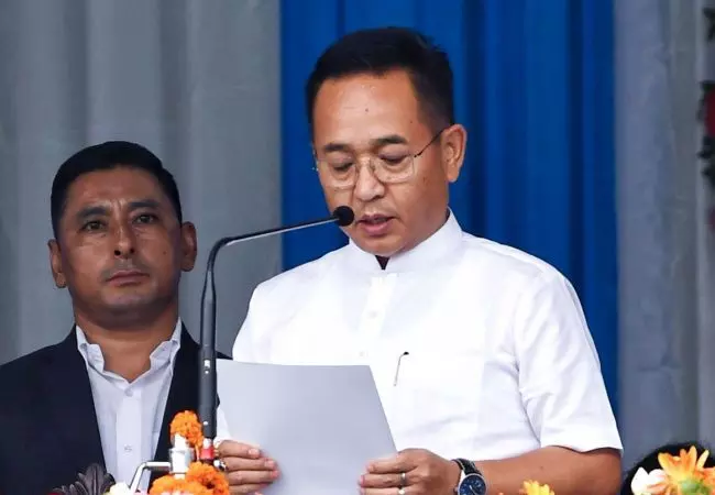 ಸಿಕ್ಕಿಂ ಮುಖ್ಯಮಂತ್ರಿಯಾಗಿ ತಮಾಂಗ್ ಪ್ರಮಾಣ ವಚನ ಸ್ವೀಕಾರ ಸಿಕ್ಕಿಂ ಮುಖ್ಯಮಂತ್ರಿಯಾಗಿ ತಮಾಂಗ್ ಪ್ರಮಾಣ ವಚನ ಸ್ವೀಕಾರ