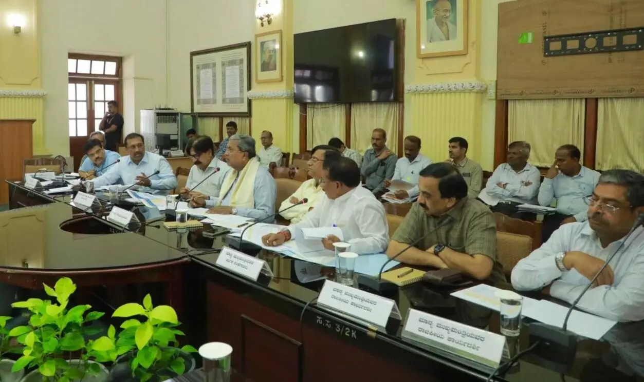 ಅಬಕಾರಿ ಪರವಾನಗಿಗಳ ನವೀಕರಣಕ್ಕೆ ಕಿರುಕುಳ ನೀಡಬಾರದು: ಅಧಿಕಾರಿಗಳಿಗೆ ಸಿಎಂ ಸಿದ್ದರಾಮಯ್ಯ ಸೂಚನೆ ಅಬಕಾರಿ ಪರವಾನಗಿಗಳ ನವೀಕರಣಕ್ಕೆ ಕಿರುಕುಳ ನೀಡಬಾರದು: ಅಧಿಕಾರಿಗಳಿಗೆ ಸಿಎಂ ಸಿದ್ದರಾಮಯ್ಯ ಸೂಚನೆ