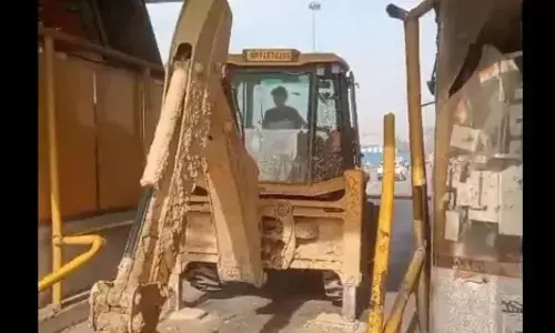 ಉತ್ತರ ಪ್ರದೇಶ: ಶುಲ್ಕ ಕೇಳಿದ್ದಕ್ಕೆ ಟೋಲ್ ಬೂತ್‌ ಅನ್ನೇ ಧ್ವಂಸಗೊಳಿಸಿದ ಬುಲ್ಡೋಜರ್ ಚಾಲಕ