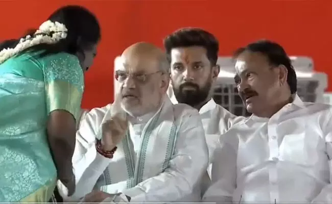 ವೇದಿಕೆಯಲ್ಲೇ ತಮಿಳಿಸೈ ವಿರುದ್ಧ ಅಸಮಾಧಾನ ವ್ಯಕ್ತಪಡಿಸಿದ ಅಮಿತ್ ಶಾ? ವೇದಿಕೆಯಲ್ಲೇ ತಮಿಳಿಸೈ ವಿರುದ್ಧ ಅಸಮಾಧಾನ ವ್ಯಕ್ತಪಡಿಸಿದ ಅಮಿತ್ ಶಾ?