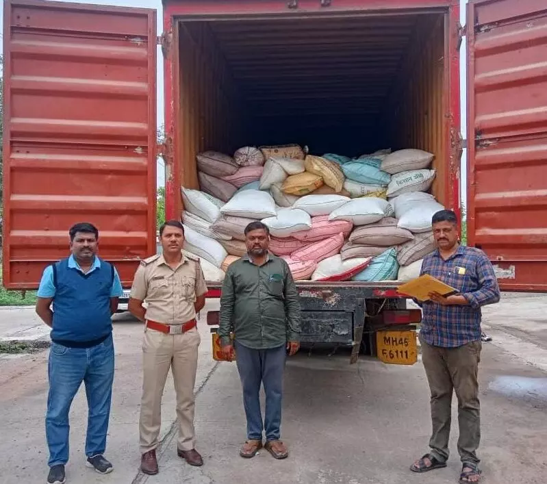 ಕಲಬುರಗಿ: ಅಕ್ರಮವಾಗಿ ಸಾಗಿಸುತ್ತಿದ್ದ 150 ಕ್ವಿಂಟಾಲ್ ಪಡಿತರ ಅಕ್ಕಿ ಜಪ್ತಿ