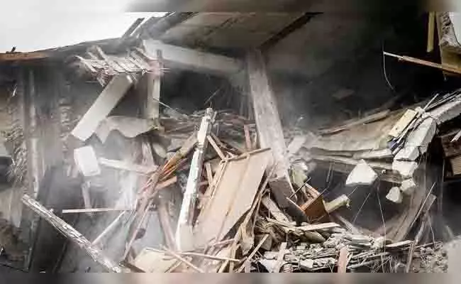 ಥಾಣೆ ಅಪಾರ್ಟ್‌ಮೆಂಟ್‌ ಕಟ್ಟಡದ ಎರಡನೇ ಅಂತಸ್ತಿನ ಫ್ಲ್ಯಾಟ್‌ ಛಾವಣಿ ಕುಸಿತ | ಹಿರಿಯ ದಂಪತಿ, ಪುತ್ರನಿಗೆ ಗಾಯ