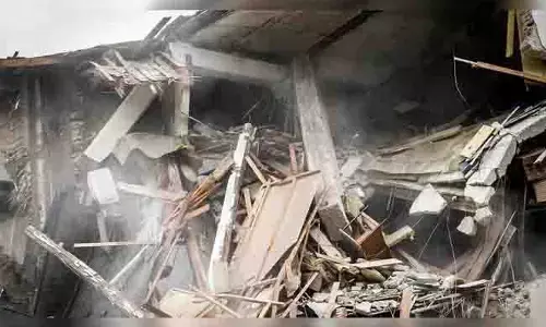 ಥಾಣೆ ಅಪಾರ್ಟ್‌ಮೆಂಟ್‌ ಕಟ್ಟಡದ ಎರಡನೇ ಅಂತಸ್ತಿನ ಫ್ಲ್ಯಾಟ್‌ ಛಾವಣಿ ಕುಸಿತ | ಹಿರಿಯ ದಂಪತಿ, ಪುತ್ರನಿಗೆ ಗಾಯ