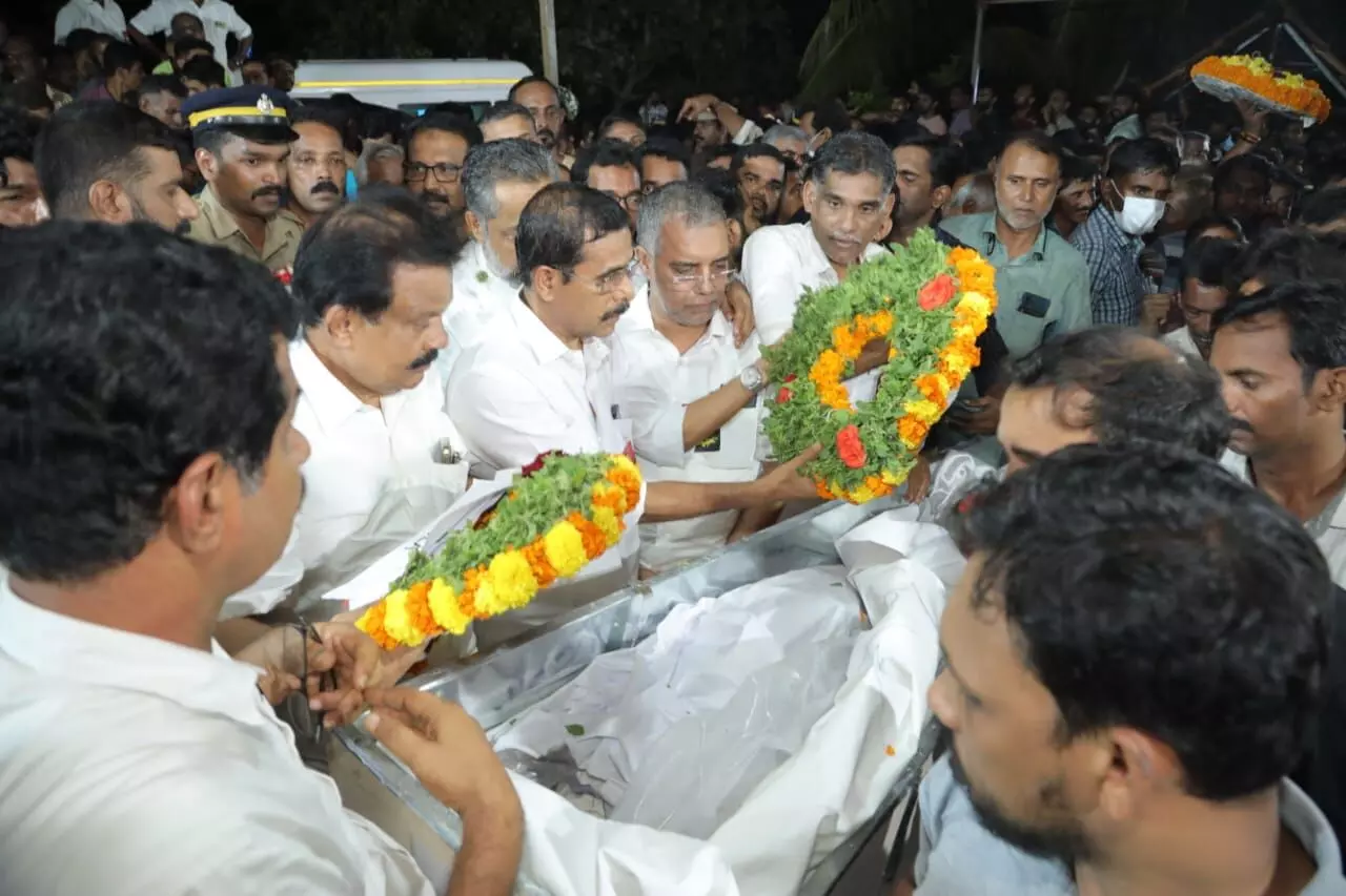 ಕುವೈತ್ ನಲ್ಲಿ ಬೆಂಕಿ ದುರಂತ: ಇಬ್ಬರ ಮೃತದೇಹ ಕಾಸರಗೋಡಿಗೆ; ಜನಪ್ರತಿನಿಧಿಗಳು, ಅಧಿಕಾರಿಗಳು ಅಂತಿಮ ನಮನ ಕುವೈತ್ ನಲ್ಲಿ ಬೆಂಕಿ ದುರಂತ: ಇಬ್ಬರ ಮೃತದೇಹ ಕಾಸರಗೋಡಿಗೆ; ಜನಪ್ರತಿನಿಧಿಗಳು, ಅಧಿಕಾರಿಗಳು ಅಂತಿಮ ನಮನ