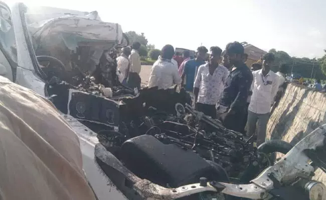 ಚಿತ್ರದುರ್ಗ: ಲಾರಿಗೆ ಕಾರು ಢಿಕ್ಕಿ; ಮಗು ಸಹಿತ ನಾಲ್ವರು ಮೃತ್ಯು