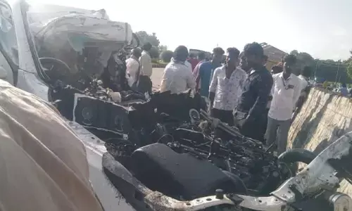 ಚಿತ್ರದುರ್ಗ: ಲಾರಿಗೆ ಕಾರು ಢಿಕ್ಕಿ; ಮಗು ಸಹಿತ ನಾಲ್ವರು ಮೃತ್ಯು