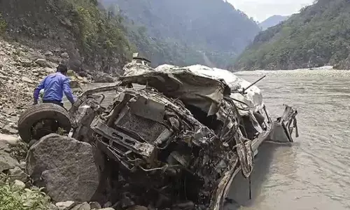 ಉತ್ತರಾಖಂಡ: ನದಿಗೆ ಉರುಳಿದ ಟೆಂಪೋ ಟ್ರಾವಲರ್; 10 ಮಂದಿ ಬಲಿ