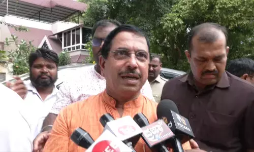 ಮುಂದಾಲೋಚನೆ ಇಲ್ಲದ ಗ್ಯಾರಂಟಿ, ಆರ್ಥಿಕ ಹೊರೆ ತಡೆಯಲು ಪೆಟ್ರೋಲ್-ಡಿಸೇಲ್ ದರ ಏರಿಕೆ : ಪ್ರಹ್ಲಾದ್‌ ಜೋಶಿ ಟೀಕೆ