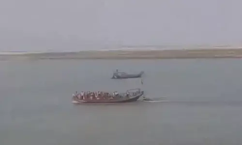 17 ಮಂದಿ ಯಾತ್ರಾರ್ಥಿಗಳಿದ್ದ ದೋಣಿ ಮುಳುಗಡೆ: 6 ಮಂದಿ ನಾಪತ್ತೆ