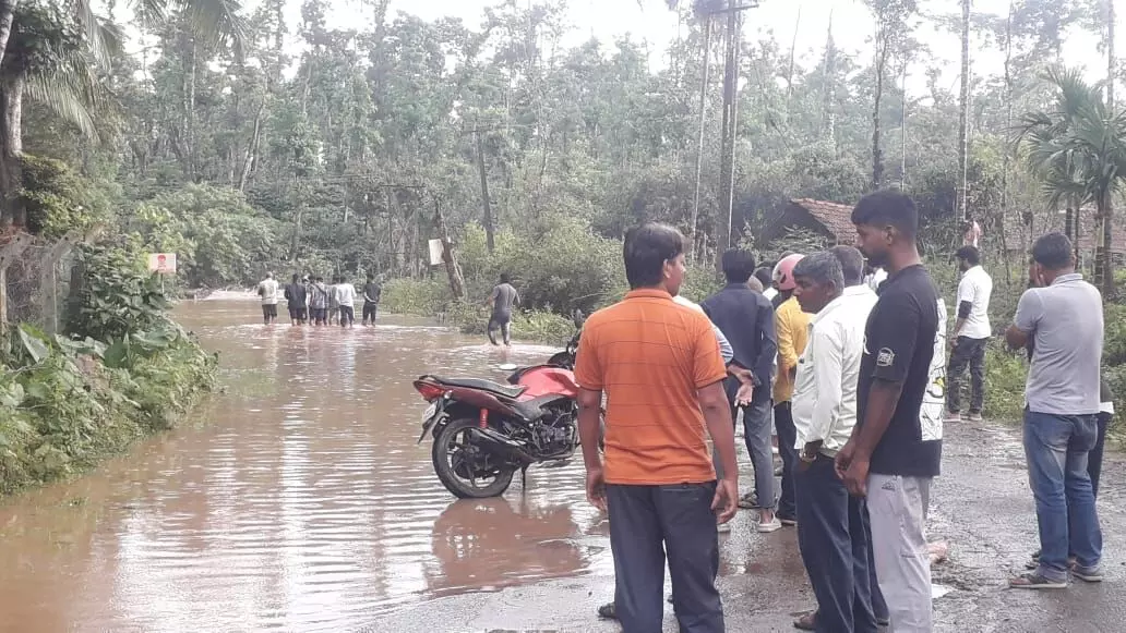 ಬಾಳೆಹೊನ್ನೂರು: ಭಾರೀ ಮಳೆ; ರಸ್ತೆ ಸಂಚಾರ ಅಸ್ತವ್ಯಸ್ತ