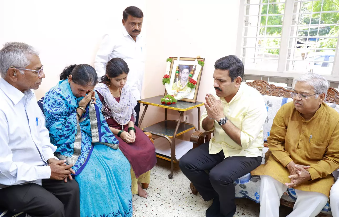 ಹತ್ಯೆಯಾದ ರೇಣುಕಾಸ್ವಾಮಿ ನಿವಾಸಕ್ಕೆ ಬಿ.ವೈ.ವಿಜಯೇಂದ್ರ ಭೇಟಿ ; ಕುಟುಂಬಸ್ಥರಿಗೆ ಸಾಂತ್ವನ