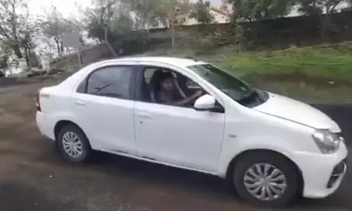 Reels ಮಾಡಲು ಹೋಗಿ ದುರಂತ ಅಂತ್ಯ | ರಿವರ್ಸ್‌ ತೆಗಿಯುವಾಗ ಜೋರಾಗಿ ಆಕ್ಸಿಲರೇಟರ್‌ ಒತ್ತಿದ ಯುವತಿ ; ಕಾರು ಕಣಿವೆಗೆ ಉರುಳಿ ಬಿದ್ದು, ಮೃತ್ಯು