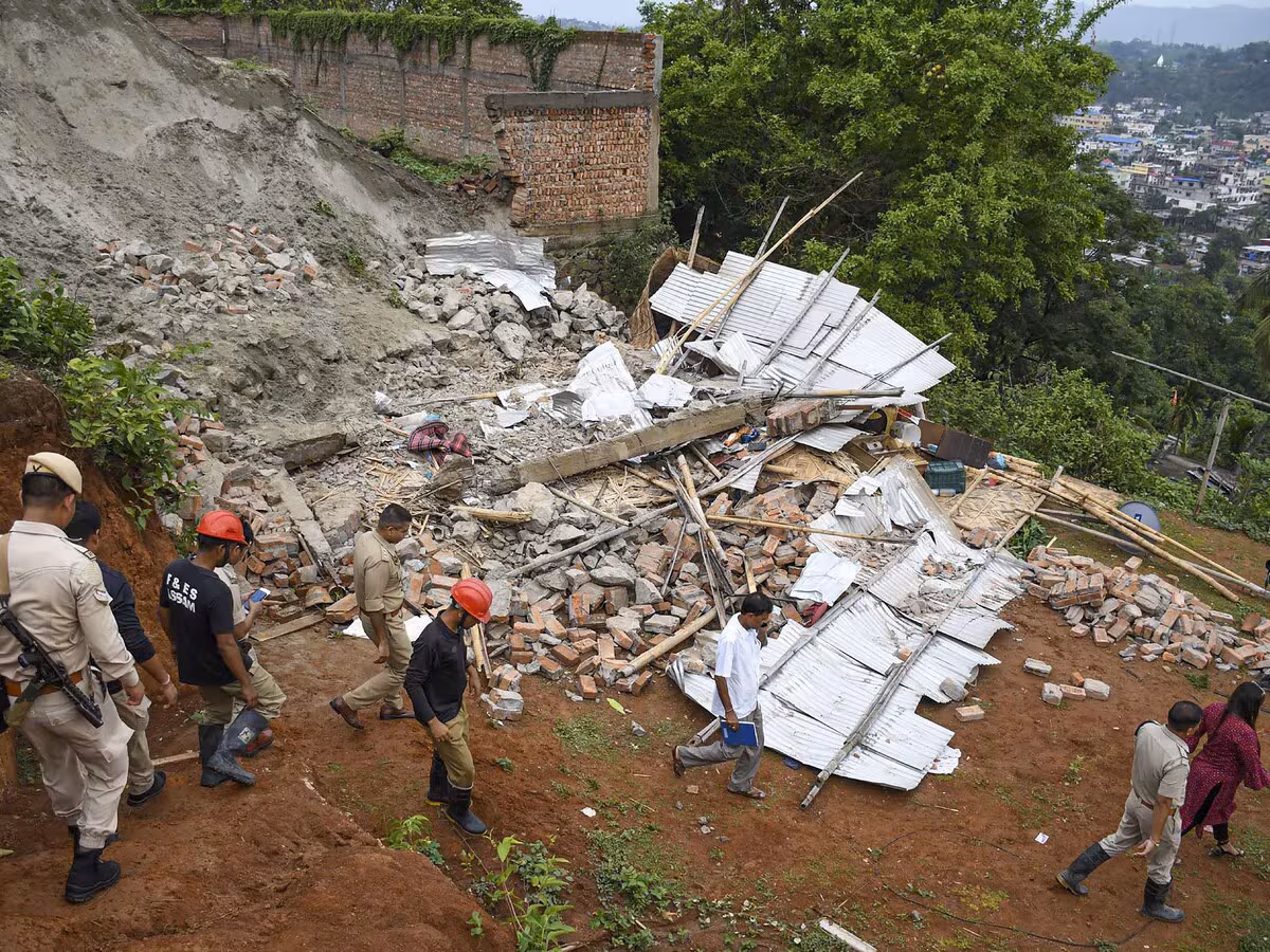 ಸಿಕ್ಕಿಂನಲ್ಲಿ ಭೂಕುಸಿತ | 200ಕ್ಕೂ ಅಧಿಕ ಪ್ರವಾಸಿಗರ ಸ್ಥಳಾಂತರ