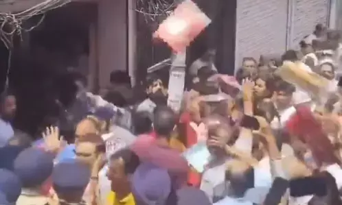 ಪ್ರಾಣಿ ವಧೆ ಫೋಟೊ ಹಂಚಿಕೊಂಡ ಆರೋಪ: ವ್ಯಾಪಾರಿಯ ಅಂಗಡಿ ಧ್ವಂಸಗೊಳಿಸಿದ ಸಂಘ ಪರಿವಾರ ಕಾರ್ಯಕರ್ತರು