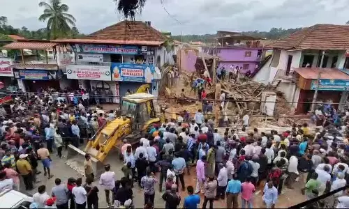 ಗೋಣಿಕೊಪ್ಪ | ಏಕಾಏಕಿ ಕುಸಿದು ಬಿದ್ದ ಕಟ್ಟಡ: ಮೂವರು ಅವಶೇಷಗಳಡಿ ಸಿಲುಕಿರುವ ಶಂಕೆ; ಹಲವರಿಗೆ ಗಾಯ