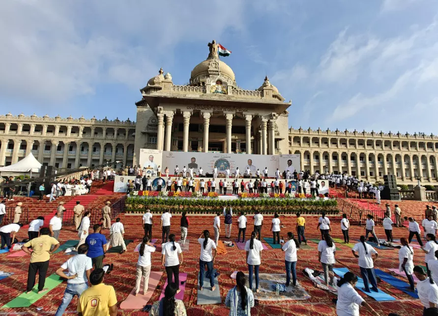 ರಾಜ್ಯದಲ್ಲಿ 10ನೇ ಅಂತಾರಾಷ್ಟ್ರೀಯ ಯೋಗದಿನ ಆಚರಣೆ ; ಚಿತ್ರಗಳು ಇಲ್ಲಿದೆ