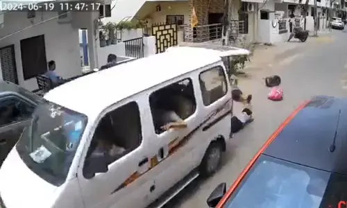 ಚಲಿಸುತ್ತಿದ್ದ ಶಾಲಾ ವಾಹನದಿಂದ ಕೆಳಗೆ ಬಿದ್ದ ಬಾಲಕಿಯರು: ಚಾಲಕನ ಬಂಧನ