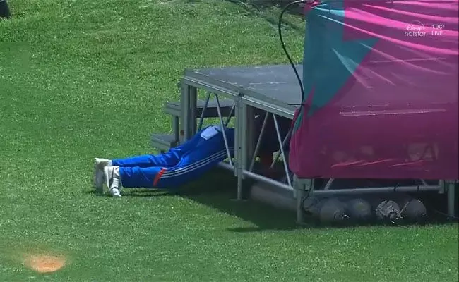 ಚೆಂಡೆತ್ತಲು ವೇದಿಕೆಯ ಕೆಳಗೆ ನುಗ್ಗಿದ ವಿರಾಟ್ ಕೊಹ್ಲಿ