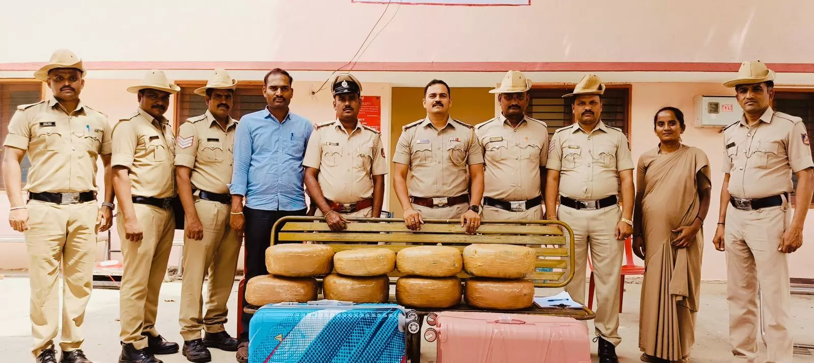 ದಾವಣಗೆರೆ: ರೈಲಿನಲ್ಲಿ 34 ಲಕ್ಷ ರೂ. ಮೌಲ್ಯದ ಗಾಂಜಾ ವಶ ದಾವಣಗೆರೆ: ರೈಲಿನಲ್ಲಿ 34 ಲಕ್ಷ ರೂ. ಮೌಲ್ಯದ ಗಾಂಜಾ ವಶ