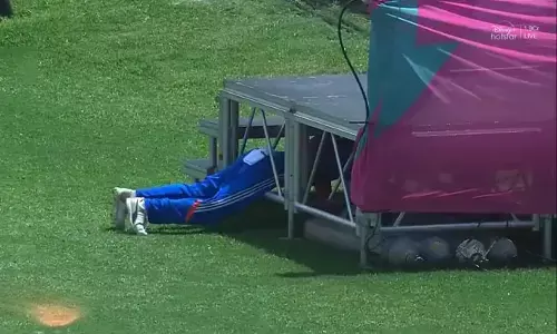 ಚೆಂಡೆತ್ತಲು ವೇದಿಕೆಯ ಕೆಳಗೆ ನುಗ್ಗಿದ ವಿರಾಟ್ ಕೊಹ್ಲಿ