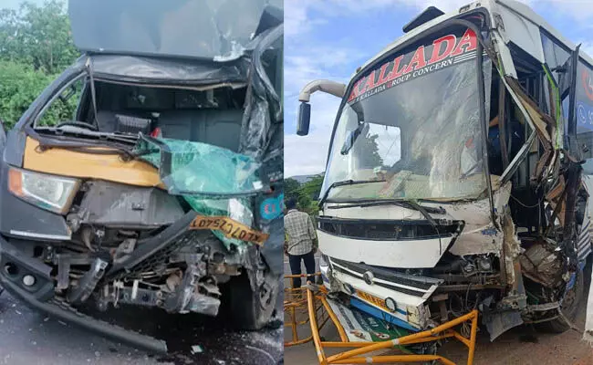 ಚಾಮರಾಜನಗರ: ಬಸ್- ಟೆಂಪೋ ಢಿಕ್ಕಿ; ವಾಹನ ಸಂಚಾರ ಅಸ್ತವ್ಯಸ್ತ ಚಾಮರಾಜನಗರ: ಬಸ್- ಟೆಂಪೋ ಢಿಕ್ಕಿ; ವಾಹನ ಸಂಚಾರ ಅಸ್ತವ್ಯಸ್ತ