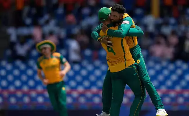 ಟಿ-20 ವಿಶ್ವಕಪ್: ಟೂರ್ನಿಯಿಂದ ಹೊರ ಬಿದ್ದ ವೆಸ್ಟ್ ಇಂಡೀಸ್; ಸೆಮಿಫೈನಲ್ಸ್ಗೆ ದಕ್ಷಿಣ ಆಫ್ರಿಕಾ ಲಗ್ಗೆ ಟಿ-20 ವಿಶ್ವಕಪ್: ಟೂರ್ನಿಯಿಂದ ಹೊರ ಬಿದ್ದ ವೆಸ್ಟ್ ಇಂಡೀಸ್; ಸೆಮಿಫೈನಲ್ಸ್ಗೆ ದಕ್ಷಿಣ ಆಫ್ರಿಕಾ ಲಗ್ಗೆ