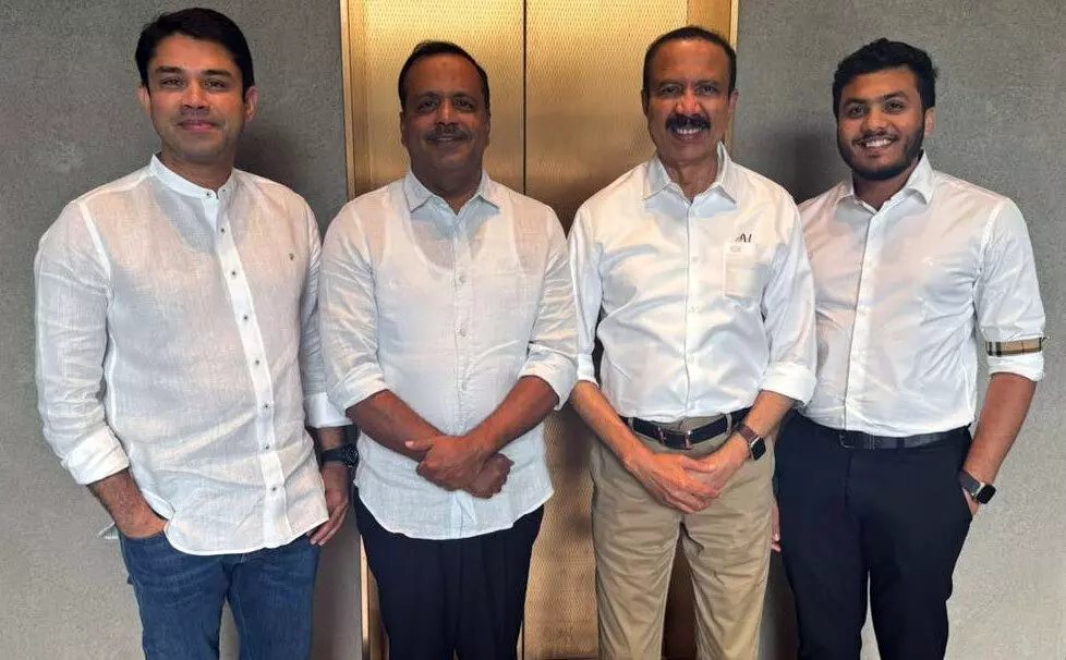 ದುಬೈ: ಡಾ. ಆಝಾದ್ ಮೂಪನ್ ರನ್ನು ಭೇಟಿಯಾದ ಸ್ಪೀಕರ್ ಯುಟಿ ಖಾದರ್ ದುಬೈ: ಡಾ. ಆಝಾದ್ ಮೂಪನ್ ರನ್ನು ಭೇಟಿಯಾದ ಸ್ಪೀಕರ್ ಯುಟಿ ಖಾದರ್