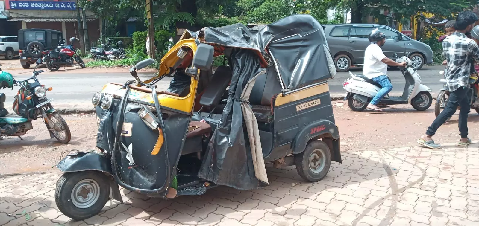 ಉಜಿರೆ: ಮರ ಬಿದ್ದು ಮೂರು ವಾಹನಗಳು ಜಖಂ ಉಜಿರೆ: ಮರ ಬಿದ್ದು ಮೂರು ವಾಹನಗಳು ಜಖಂ