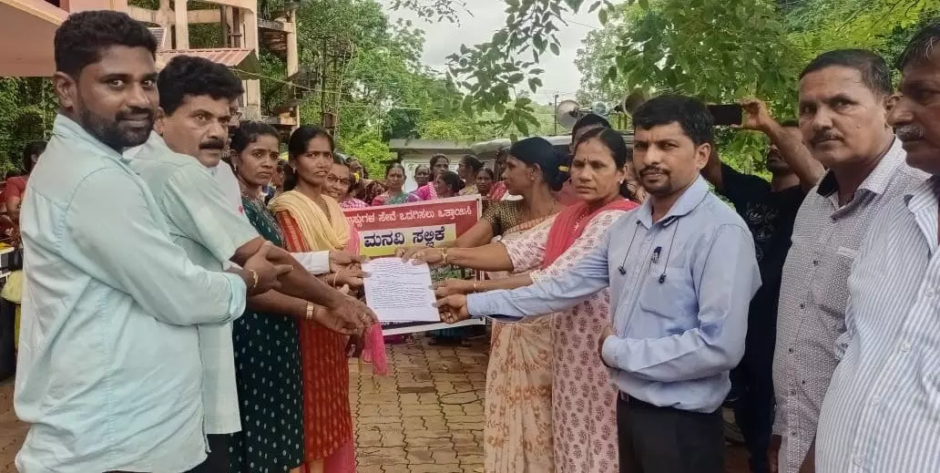 ಸರಕಾರಿ ಬಸ್ಸಿಗಾಗಿ ಹಕ್ಲಾಡಿ ಗ್ರಾಮಸ್ಥರಿಂದ ಧರಣಿ ಸರಕಾರಿ ಬಸ್ಸಿಗಾಗಿ ಹಕ್ಲಾಡಿ ಗ್ರಾಮಸ್ಥರಿಂದ ಧರಣಿ