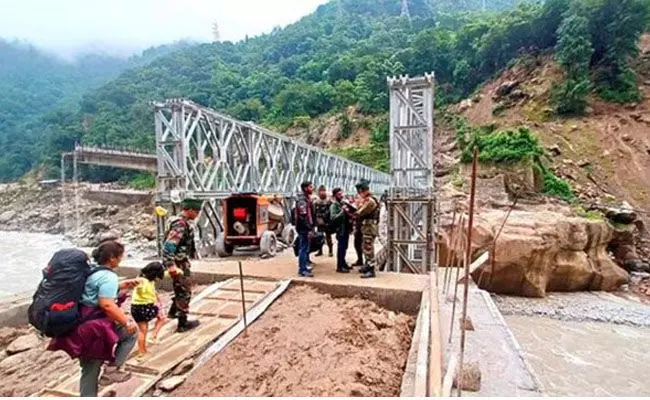 ನೆರೆಪೀಡಿತ ಉತ್ತರ ಸಿಕ್ಕಿಂನಲ್ಲಿ 48 ಗಂಟೆಗಳ ಅವಧಿಯಲ್ಲಿ ತೂಗು ಸೇತುವೆ ನಿರ್ಮಿಸಿದ ಭಾರತೀಯ ಸೇನಾಪಡೆ ನೆರೆಪೀಡಿತ ಉತ್ತರ ಸಿಕ್ಕಿಂನಲ್ಲಿ 48 ಗಂಟೆಗಳ ಅವಧಿಯಲ್ಲಿ ತೂಗು ಸೇತುವೆ ನಿರ್ಮಿಸಿದ ಭಾರತೀಯ ಸೇನಾಪಡೆ