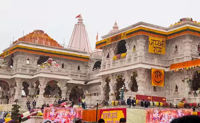 ಮೊದಲ ಮಳೆಗೇ ಸೋರತೊಡಗಿದ ರಾಮಮಂದಿರದ ಛಾವಣಿ!