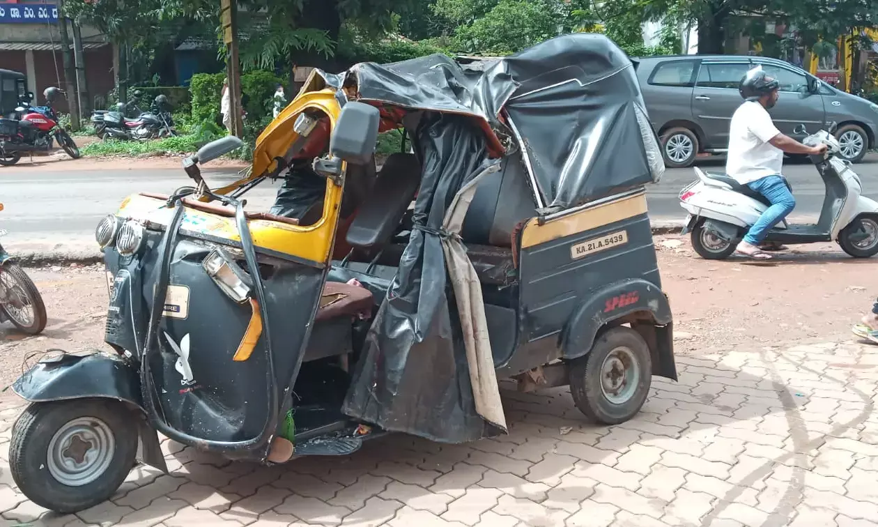 ಉಜಿರೆ: ಮರ ಬಿದ್ದು ಮೂರು ವಾಹನಗಳು ಜಖಂ