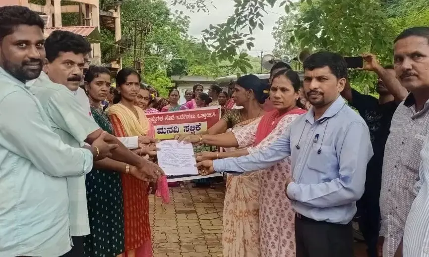 ಸರಕಾರಿ ಬಸ್ಸಿಗಾಗಿ ಹಕ್ಲಾಡಿ ಗ್ರಾಮಸ್ಥರಿಂದ ಧರಣಿ