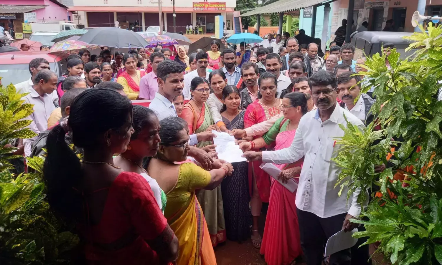 ಸರಕಾರಿ ಬಸ್ ಸೇವೆಗಾಗಿ ಆಲೂರಲ್ಲಿ ಕಾಲ್ನಡಿಗೆ ಜಾಥ -ಧರಣಿ