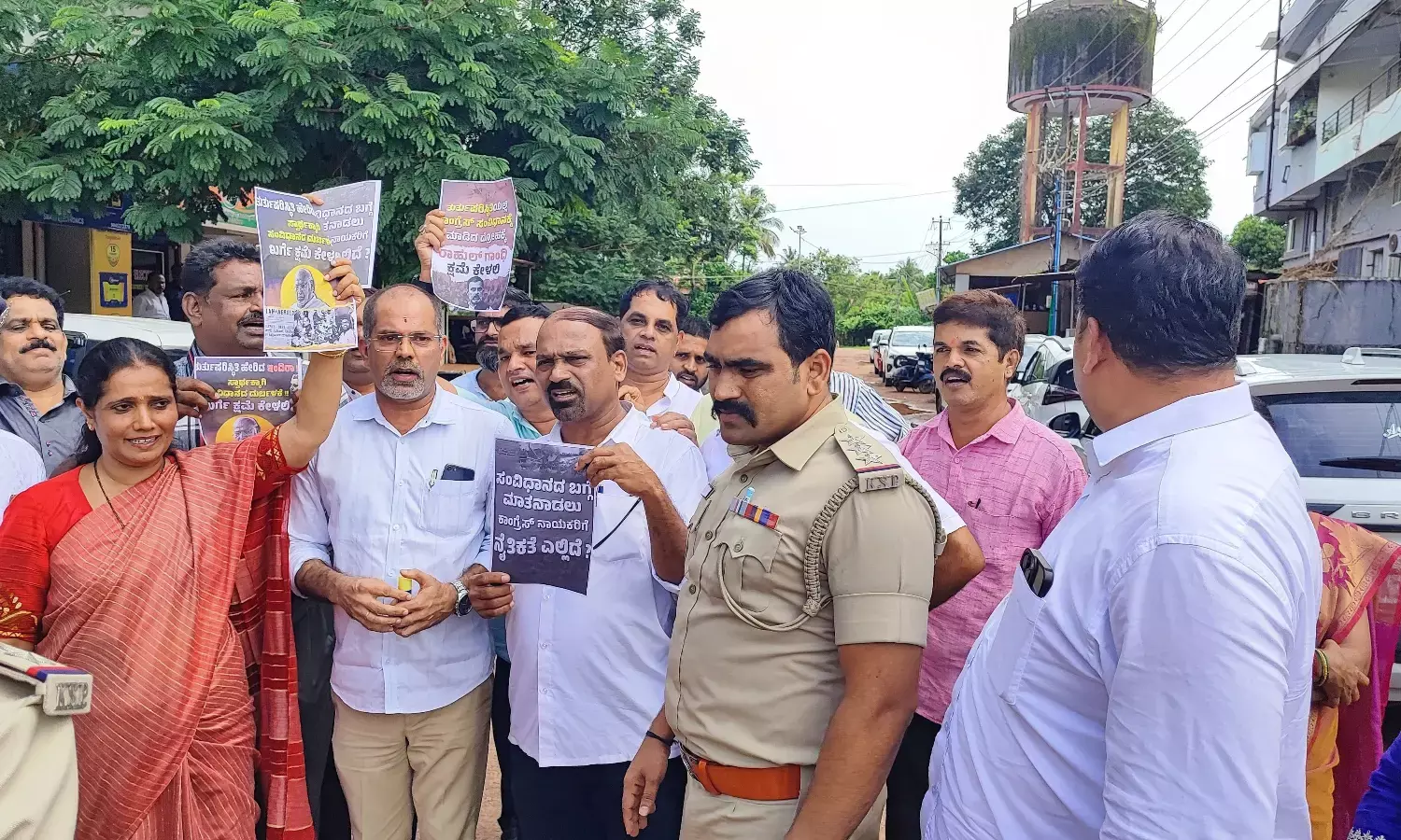 ಕಾಂಗ್ರೆಸ್ ಕಚೇರಿಯಲ್ಲಿ ಪೋಸ್ಟರ್ ಅಂಟಿಸಲು ಯತ್ನ: ಬಿಜೆಪಿ ಮುಖಂಡರನ್ನು ತಡೆದ ಪೊಲೀಸರು