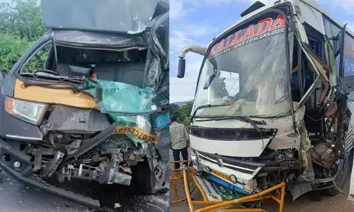 ಚಾಮರಾಜನಗರ: ಬಸ್- ಟೆಂಪೋ ಢಿಕ್ಕಿ; ವಾಹನ ಸಂಚಾರ ಅಸ್ತವ್ಯಸ್ತ