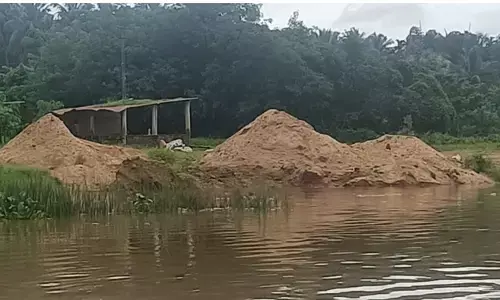 ದ್ವೀಪವನ್ನೇ ನುಂಗುತ್ತಿರುವ ಮರಳು ದಂಧೆ: 50ಕ್ಕೂ ಅಧಿಕ ಕುಟುಂಬಗಳು ಆತಂಕದಲ್ಲಿ