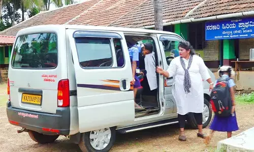 ಶಾಲೆ ಮಕ್ಕಳಿಗಾಗಿ ವಾಹನ ಖರೀದಿಸಿ ಸ್ವತಃ ಚಲಾಯಿಸುವ ಎಸ್‌ಡಿಎಂಸಿ ಅಧ್ಯಕ್ಷೆ!