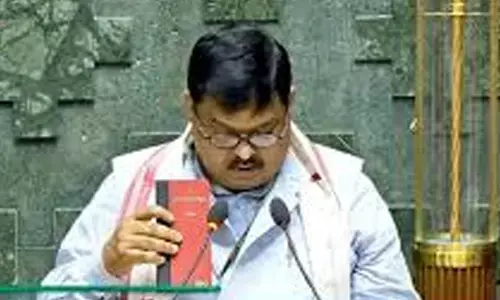 ಕೈಯಲ್ಲಿ ಸಂವಿಧಾನದ ಪ್ರತಿ ಹಿಡಿದು ಸಂಸದರಾಗಿ ಪ್ರಮಾಣ ವಚನ ಸ್ವೀಕರಿಸಿದ ರಕೀಬುಲ್ ಹುಸೈನ್