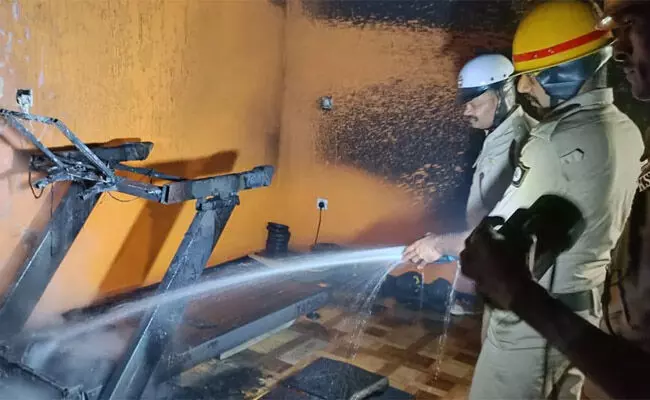 ಕಾರವಾರ: ಮಾಜಿ ಸಂಸದ ಅನಂತಕುಮಾರ್ ಹೆಗಡೆ ಮನೆಯಲ್ಲಿ ಬೆಂಕಿ‌ ಆಕಸ್ಮಿಕ; ಸುಟ್ಟು ಕರಕಲಾದ ಜಿಮ್ ಉಪಕರಣಗಳು