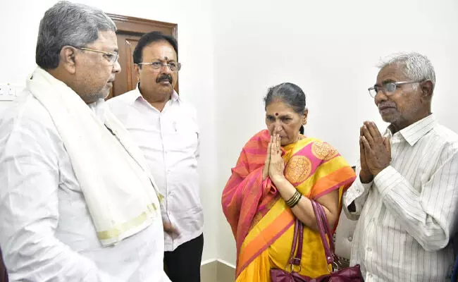 ಸಿಎಂ ಸಿದ್ದರಾಮಯ್ಯ ಅವರನ್ನು ಭೇಟಿಯಾದ ರೇಣುಕಾಸ್ವಾಮಿ ತಾಯಿ- ತಂದೆ