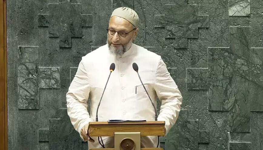 ಲೋಕಸಭೆ | ಸಂಸದರಾಗಿ ಪ್ರಮಾಣ ವಚನ ಸ್ವೀಕರಿಸುವ ವೇಳೆ ʼಜೈ ಫೆಲೆಸ್ತೀನ್ʼ ಎಂದ ಅಸದುದ್ದೀನ್ ಉವೈಸಿ ಲೋಕಸಭೆ | ಸಂಸದರಾಗಿ ಪ್ರಮಾಣ ವಚನ ಸ್ವೀಕರಿಸುವ ವೇಳೆ ʼಜೈ ಫೆಲೆಸ್ತೀನ್ʼ ಎಂದ ಅಸದುದ್ದೀನ್ ಉವೈಸಿ