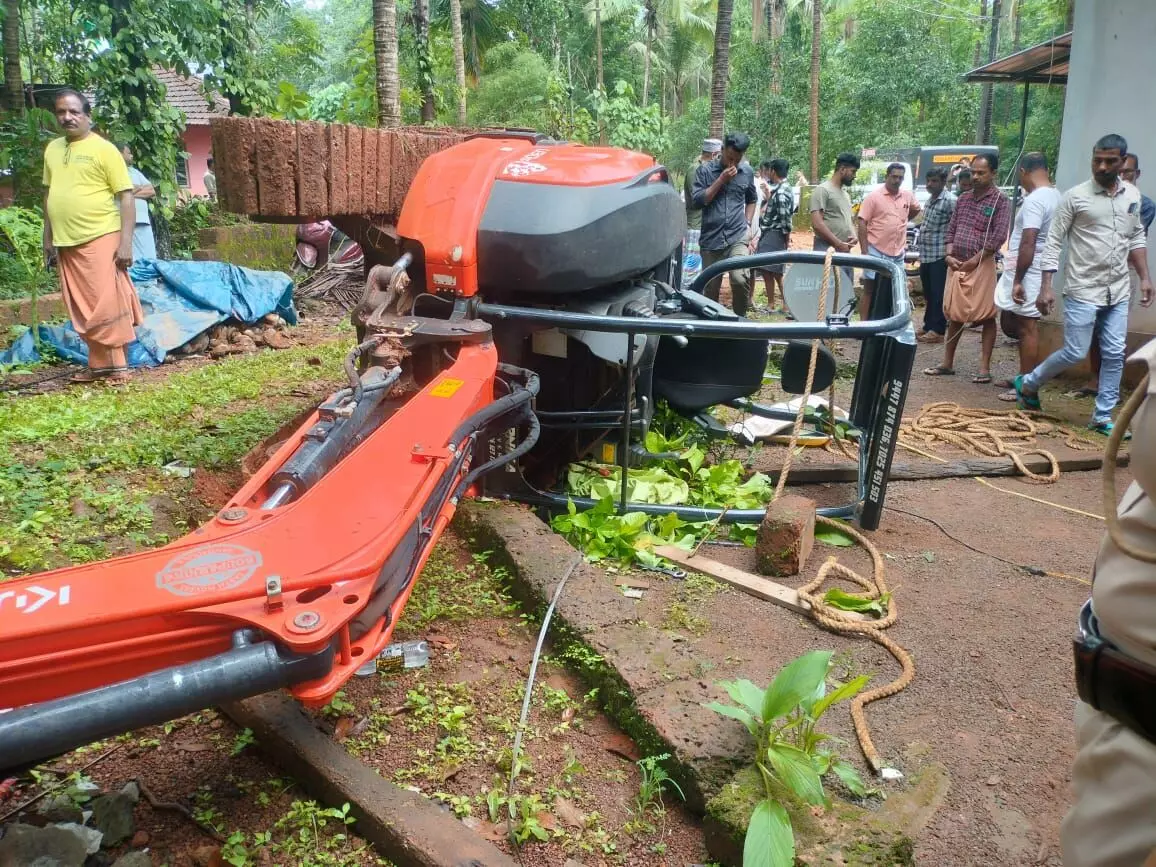 ಕಾಸರಗೋಡು: ತೊಳೆಯುತ್ತಿದ್ದ ವೇಳೆ ಹಿಟಾಚಿ ಮೈಮೇಲೆ ಬಿದ್ದು ಯುವಕ ಮೃತ್ಯು ಕಾಸರಗೋಡು: ತೊಳೆಯುತ್ತಿದ್ದ ವೇಳೆ ಹಿಟಾಚಿ ಮೈಮೇಲೆ ಬಿದ್ದು ಯುವಕ ಮೃತ್ಯು