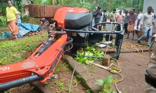 ಕಾಸರಗೋಡು: ತೊಳೆಯುತ್ತಿದ್ದ ವೇಳೆ ಹಿಟಾಚಿ ಮೈಮೇಲೆ ಬಿದ್ದು ಯುವಕ ಮೃತ್ಯು