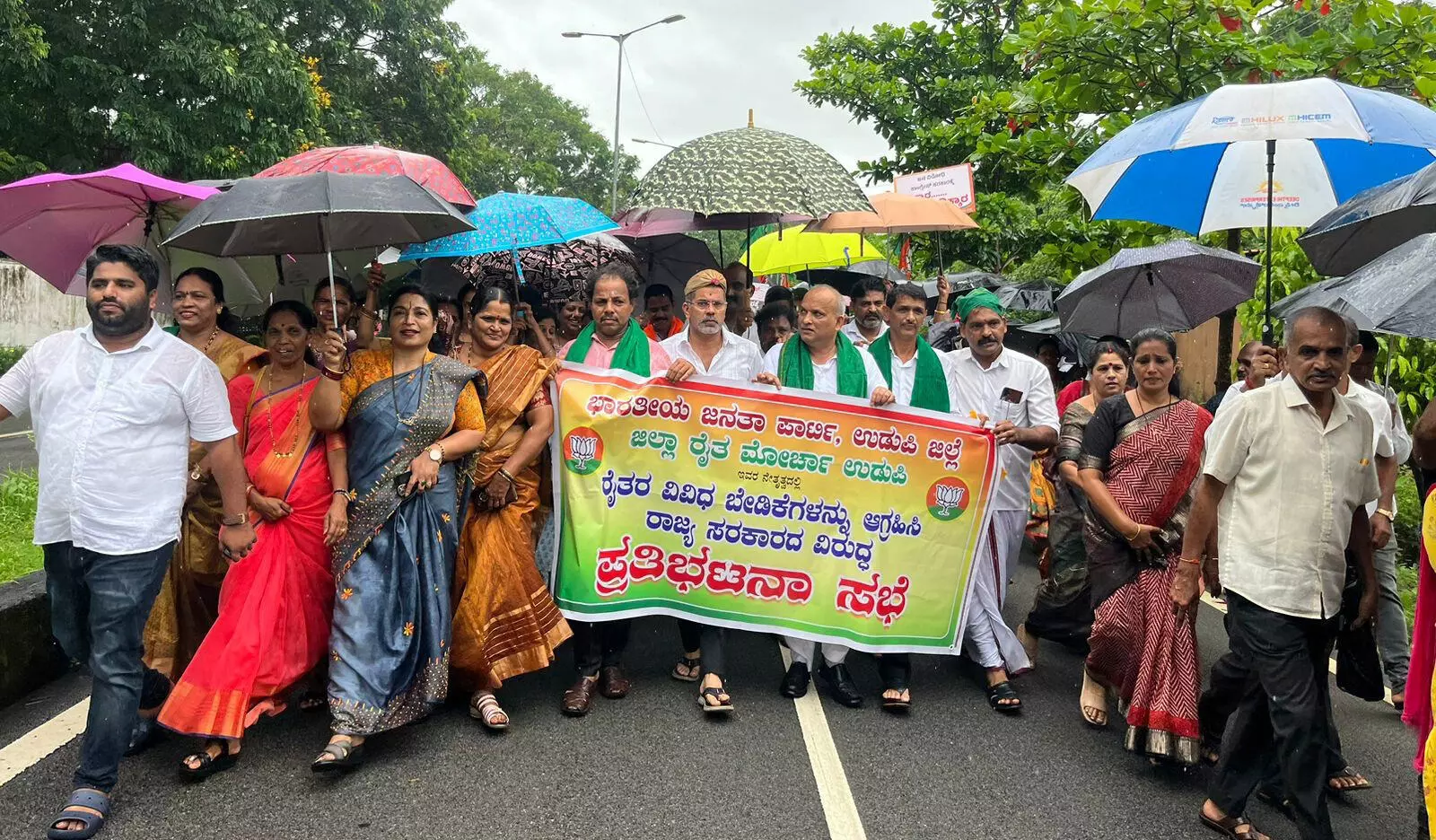 ರಾಜ್ಯ ಸರಕಾರದ ವಿರುದ್ಧ ಬಿಜೆಪಿ ಪ್ರತಿಭಟನೆ: ಉಡುಪಿ ಡಿಸಿ ಕಚೇರಿಗೆ ಮುತ್ತಿಗೆ ಯತ್ನ ರಾಜ್ಯ ಸರಕಾರದ ವಿರುದ್ಧ ಬಿಜೆಪಿ ಪ್ರತಿಭಟನೆ: ಉಡುಪಿ ಡಿಸಿ ಕಚೇರಿಗೆ ಮುತ್ತಿಗೆ ಯತ್ನ