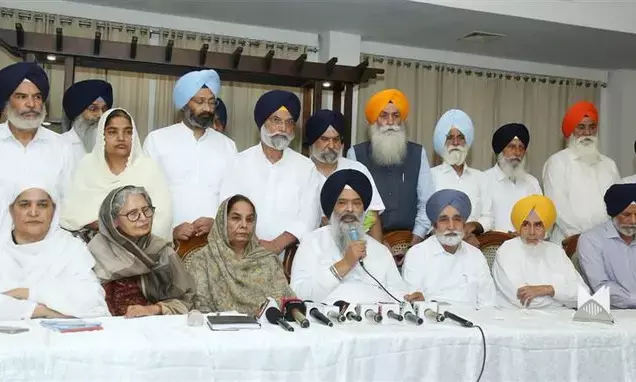 ಅಕಾಲಿ ದಳ ದಲ್ಲಿ ಬಂಡಾಯ: ಬಾದಲ್ ಪದತ್ಯಾಗಕ್ಕೆ ಪಟ್ಟು