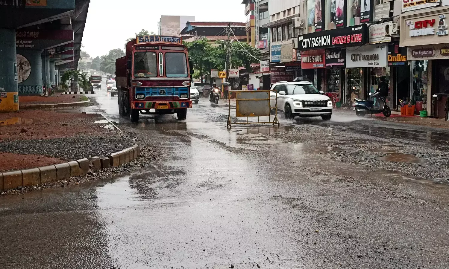 ಸುರತ್ಕಲ್: ಹೆದ್ದಾರಿಯ ಗುಂಡಿಗೆ ಬಿದ್ದು ದ್ವಿಚಕ್ರ ವಾಹನ ಸವಾರನಿಗೆ ಗಾಯ