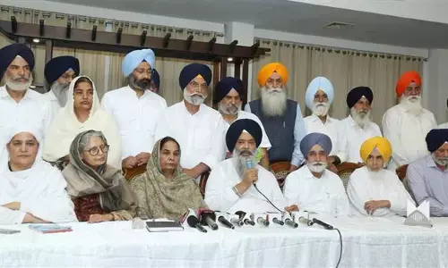 ಅಕಾಲಿ ದಳ ದಲ್ಲಿ ಬಂಡಾಯ: ಬಾದಲ್ ಪದತ್ಯಾಗಕ್ಕೆ ಪಟ್ಟು