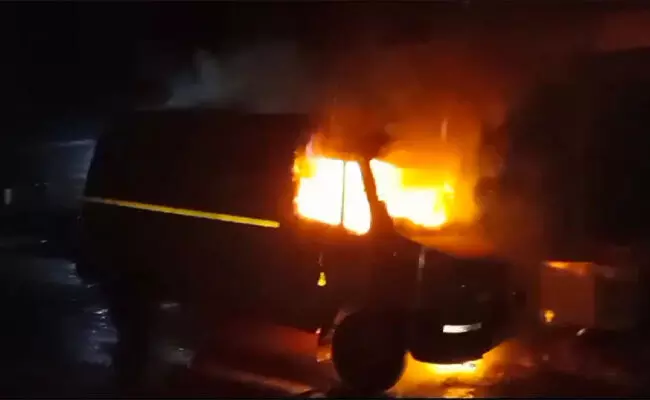 ಬೆಳ್ತಂಗಡಿ : ನಿಲ್ಲಿಸಿದ್ದ ಟೆಂಪೋ ಟ್ರಾವೆಲರ್  ಬೆಂಕಿಗಾಹುತಿ